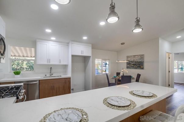 Dining room, Interior, Kitchen, Pendant Lights, Recessed Lighting, Wood Texture Flooring