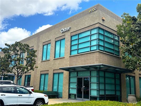 Exterior, Facade, Modern