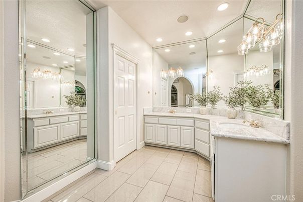 Bathroom, Dual Sink Vanities, Interior, Recessed Lighting