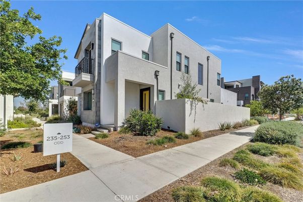 Exterior, Facade, Modern