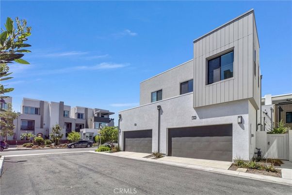 Attached, Exterior, Facade, Modern