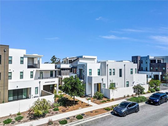 Exterior, Facade, Modern