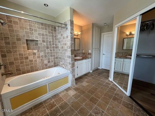Bathroom, Dual Sink Vanities, Interior, Recessed Lighting