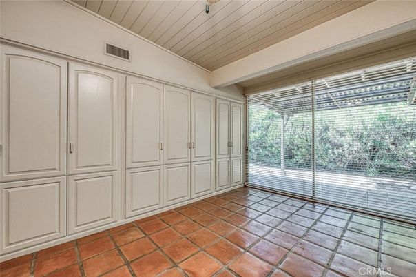 Empty room, Interior