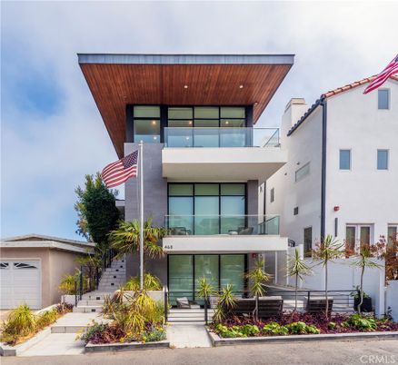 Exterior, Facade, Modern
