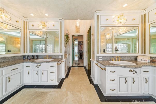 Bathroom, Dual Sink Vanities, Interior, Recessed Lighting