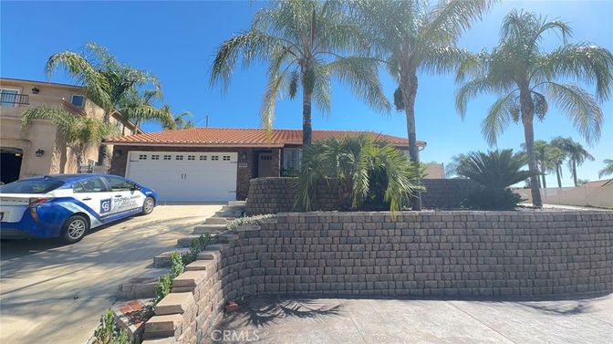 Attached, Exterior, Facade, Mediterranean