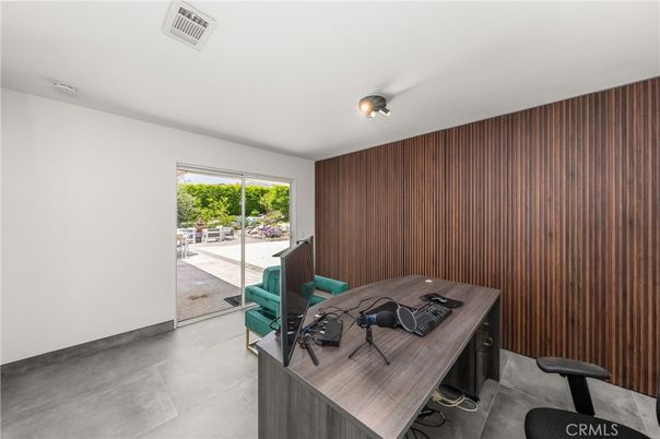 Home Office, Interior