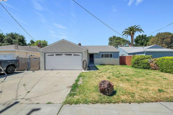 Attached, Exterior, Facade, Ranch