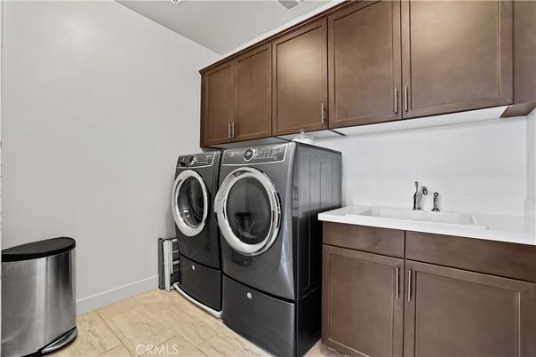 Interior, Washer, Wood Texture Flooring