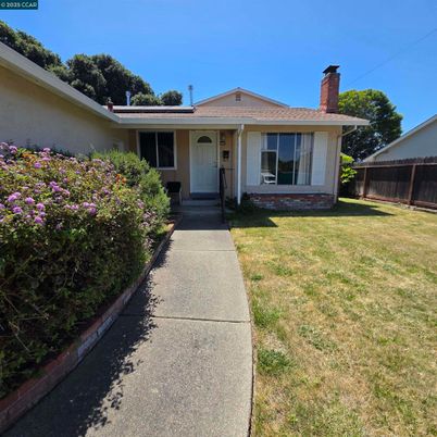 Backyard, Exterior, Facade, Ranch