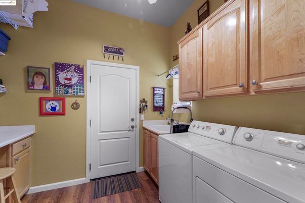 Interior, Washer, Wood Texture Flooring