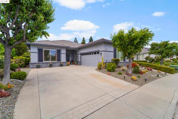 Attached, Exterior, Facade, Ranch