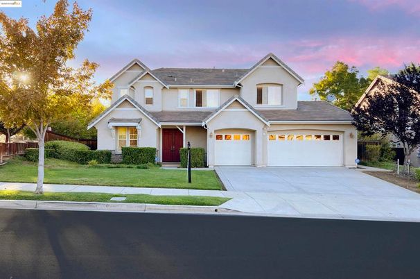 Attached, Exterior, Facade, Farmhouse