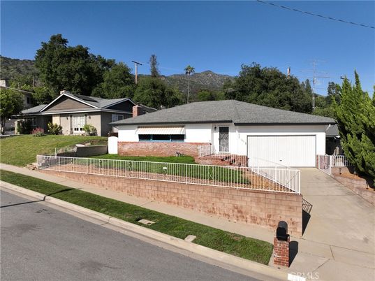 Attached, Exterior, Facade, Ranch
