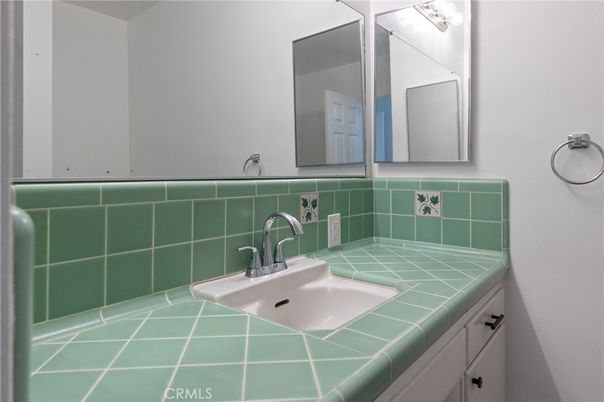 Bathroom, Interior, Tile Countertops