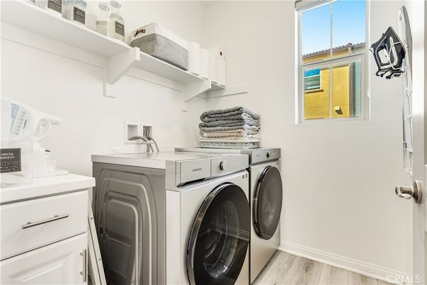 Interior, Washer, Wood Texture Flooring
