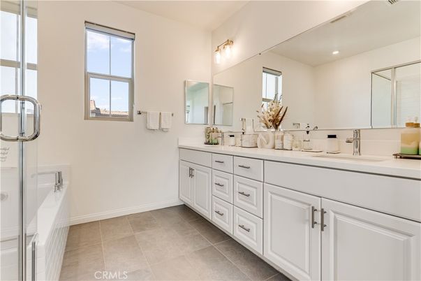 Bathroom, Dual Sink Vanities, Interior, Recessed Lighting