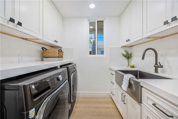 Interior, Recessed Lighting, Washer, Wood Texture Flooring