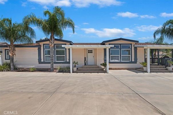 Exterior, Facade, Ranch