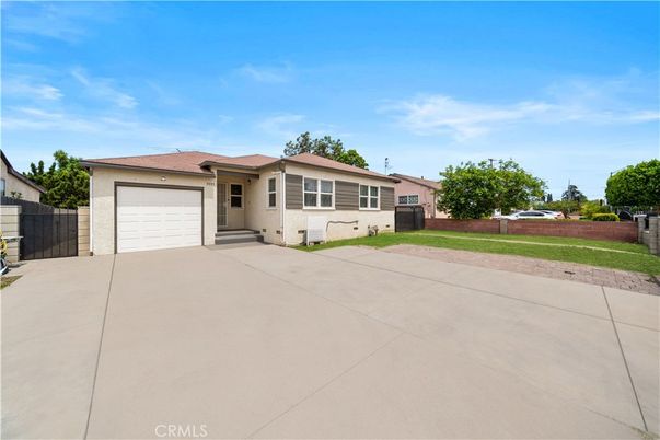 Attached, Exterior, Facade, Ranch