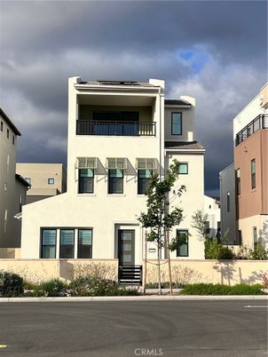 Exterior, Facade, Modern