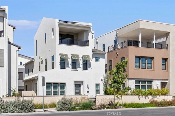 Exterior, Facade, Modern