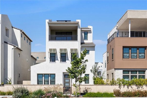 Exterior, Facade, Modern