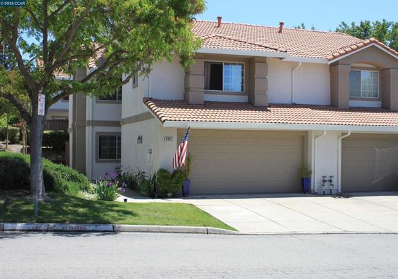 Attached, Exterior, Facade, Mediterranean