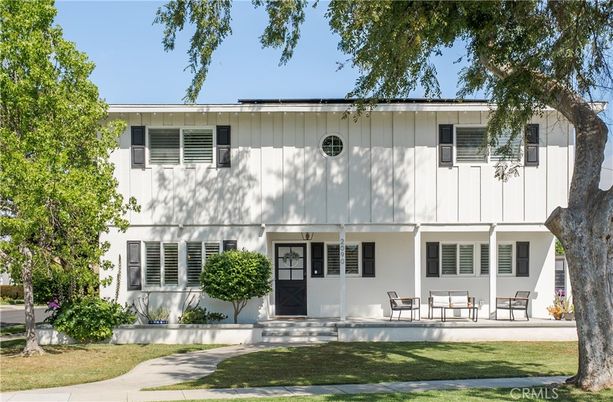 Exterior, Facade, Raised Ranch