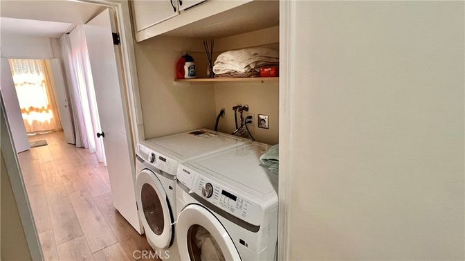 Interior, Utility Closets, Washer, Wood Texture Flooring