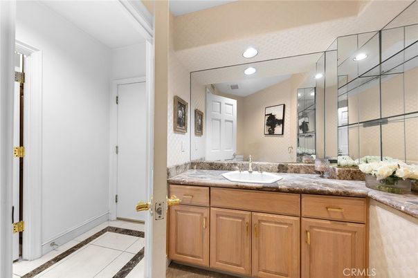 Bathroom, Dual Sink Vanities, Interior, Recessed Lighting