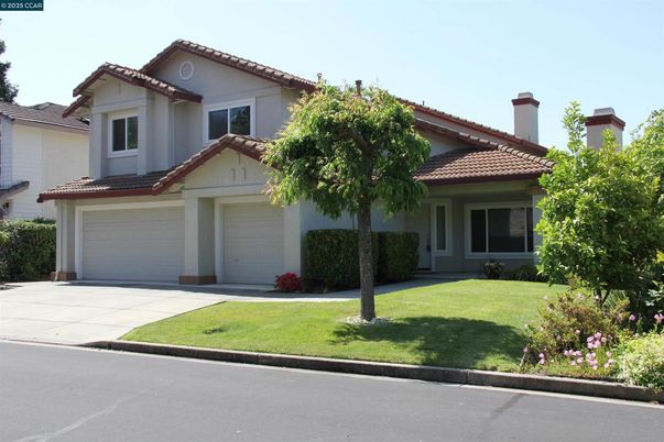 Attached, Exterior, Facade, Mediterranean