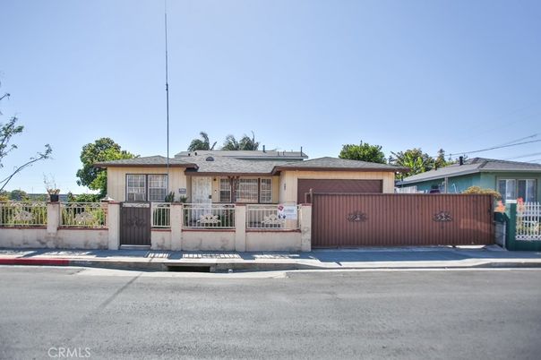 Attached, Exterior, Facade, Ranch
