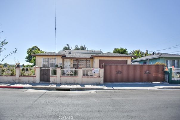 Attached, Exterior, Facade, Ranch
