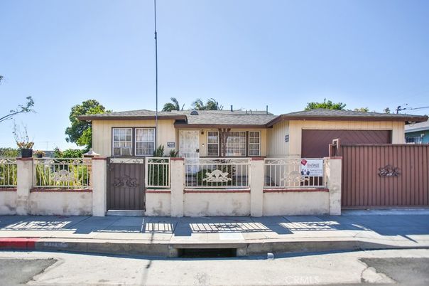 Exterior, Facade, Modern