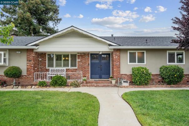 Exterior, Facade, Brick Facade, Ranch
