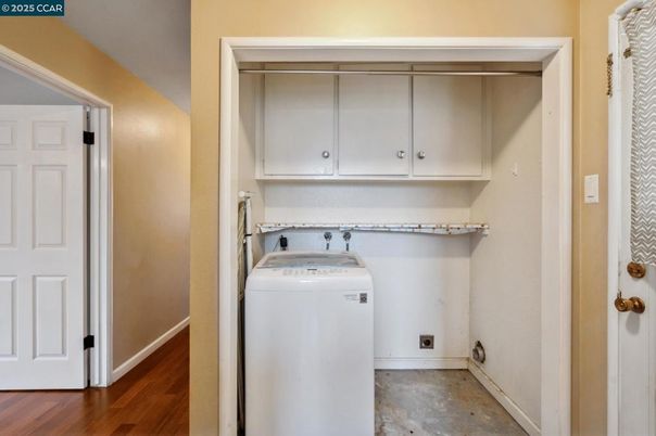Interior, Utility Closets, Washer, Wood Texture Flooring
