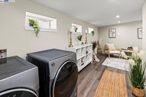 Interior, Recessed Lighting, Washer, Wood Texture Flooring