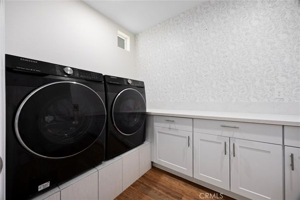 Interior, Washer, Wood Texture Flooring