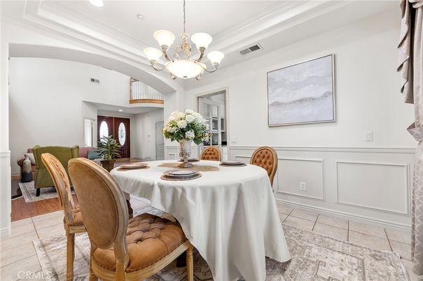 Chandelier, Dining room, Interior, Recessed Lighting, Wood Texture Flooring