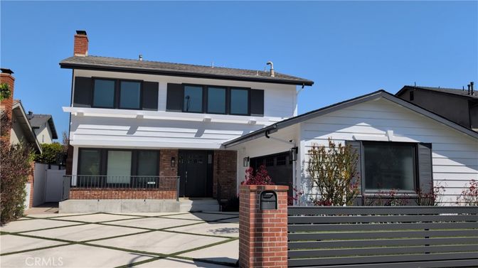 Exterior, Facade, Brick Facade, American Foursquare