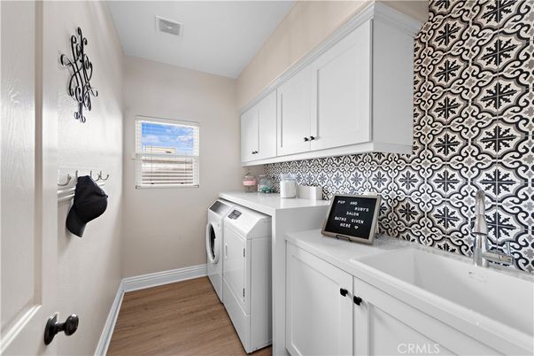 Interior, Washer, Wood Texture Flooring