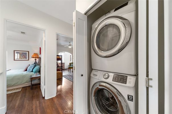 Bedroom, Interior, Utility Closets, Washer, Wood Texture Flooring