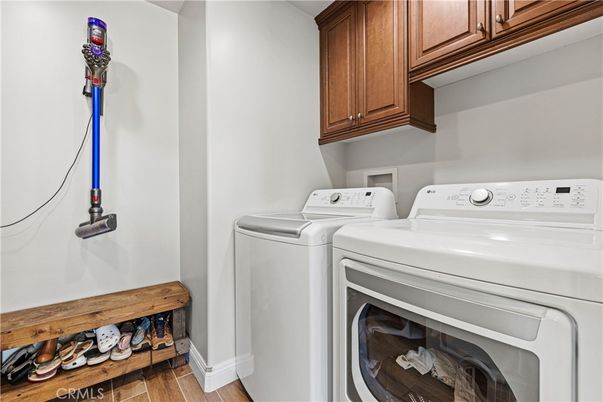 Interior, Washer, Wood Texture Flooring