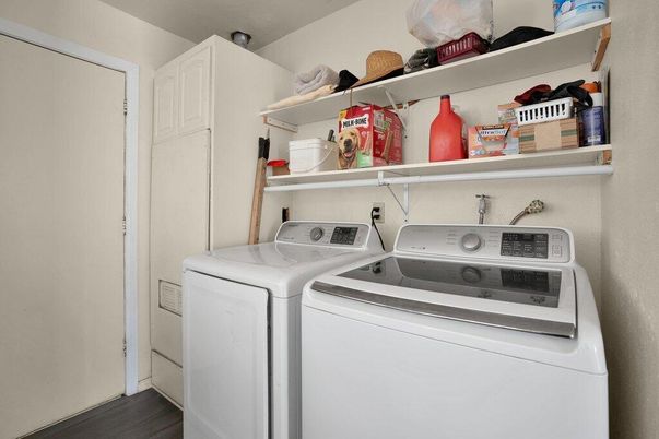 Interior, Utility Closets, Washer, Wood Texture Flooring