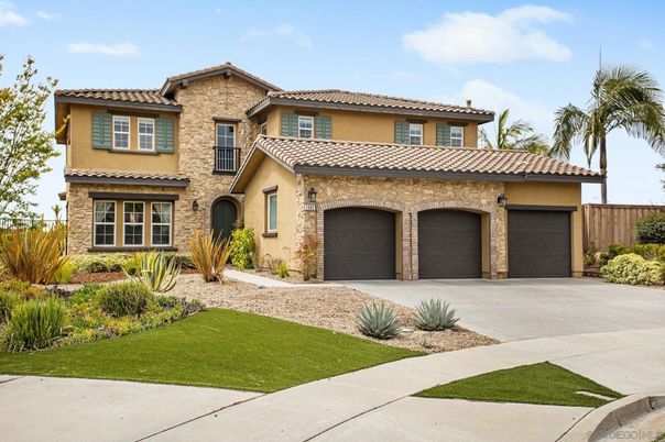 Attached, Exterior, Facade, Mediterranean