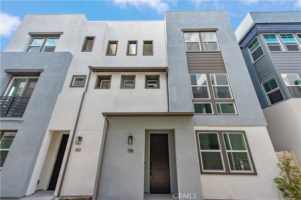 Exterior, Facade, Rowhouse