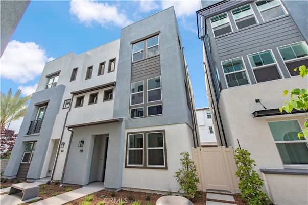 Exterior, Facade, Rowhouse