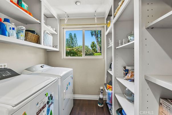 Interior, Recessed Lighting, Washer, Wood Texture Flooring